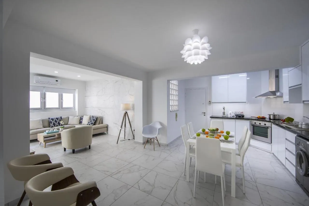 Apartment Larnaca Finikoudes Suite