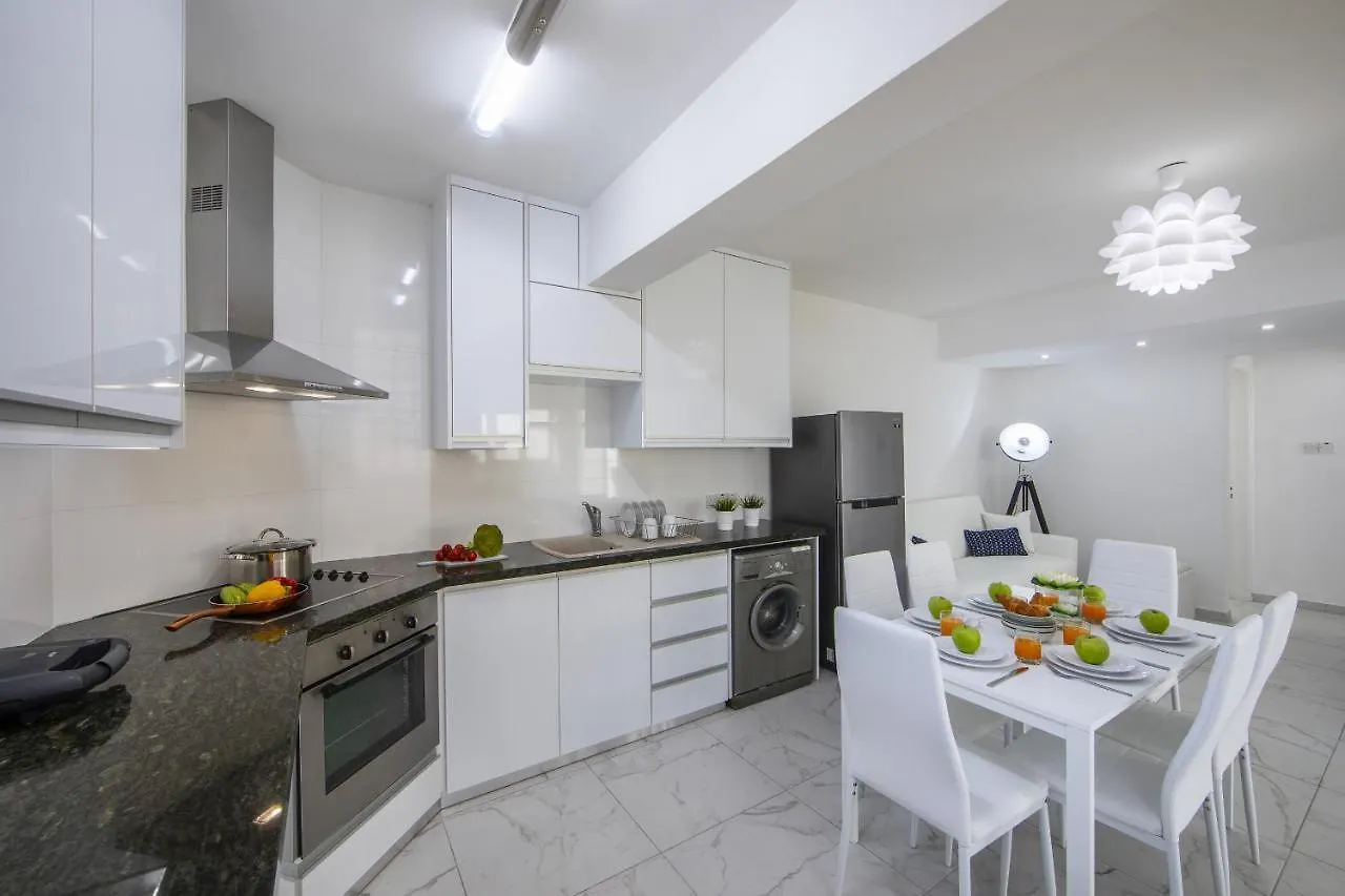 Apartment Larnaca Finikoudes Suite