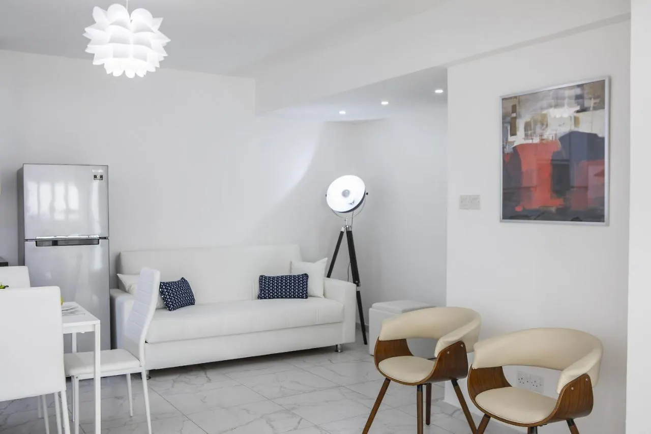 Apartment Larnaca Finikoudes Suite